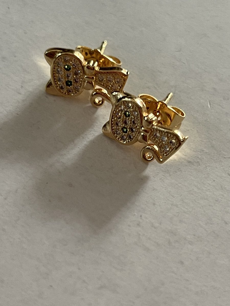 SipareeSparkles's tweet photo. Cat Shaped Earrings With Emerald Eyes
Nine lives of style, all in one gold earring🐱🐈
Price:2,500 Naira
Dm to place orders!!
#goldcat #jewelrygoals #chicandcute
#accessorize #shopnow https://t.co/1FOmmEahQK
