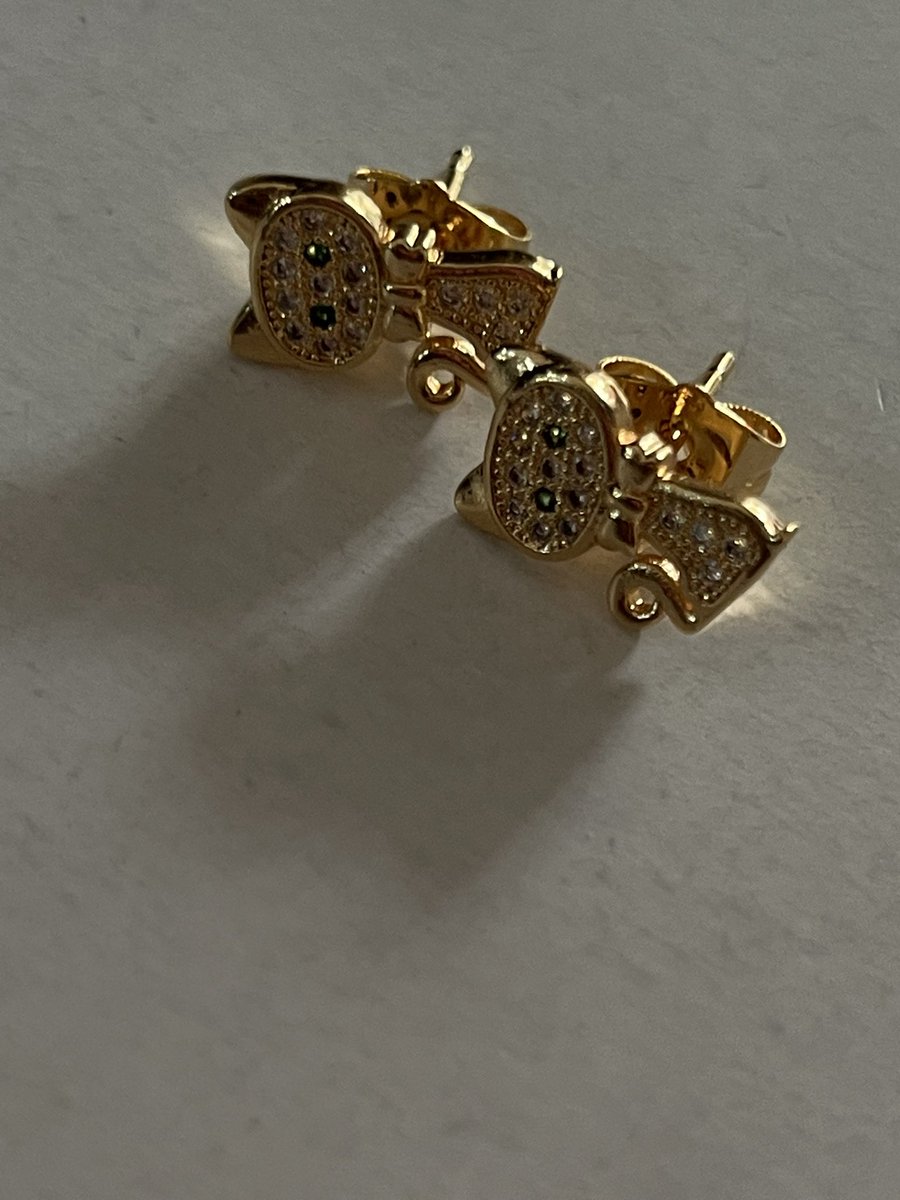 SipareeSparkles's tweet photo. Cat Shaped Earrings With Emerald Eyes
Nine lives of style, all in one gold earring🐱🐈
Price:2,500 Naira
Dm to place orders!!
#goldcat #jewelrygoals #chicandcute
#accessorize #shopnow https://t.co/1FOmmEahQK