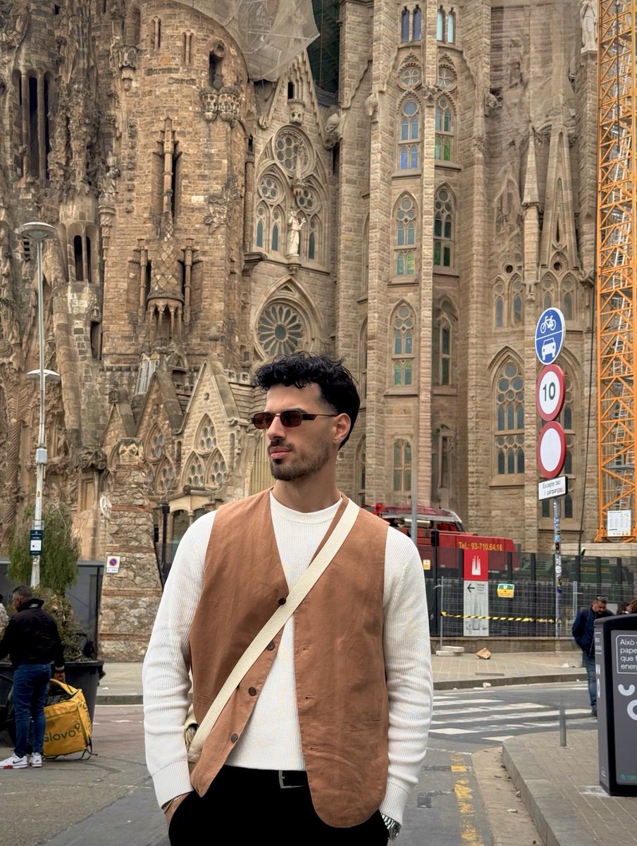 Bazı büyük aşkların aynı dili konuşmasına gerek yoktur. Kalpleridir onları birleştiren.  İspanyollarında dediği gibi “El amor todo lo puede.” 🇹🇷🫂🇪🇸 #tbt #SpainTurkey