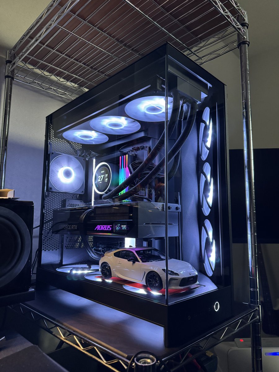 NZXT 黒
純粋に白ライティングも良いなー

メモリのライティング変えたいんだけどソフト認識してくれなくてレインボーになっちゃう