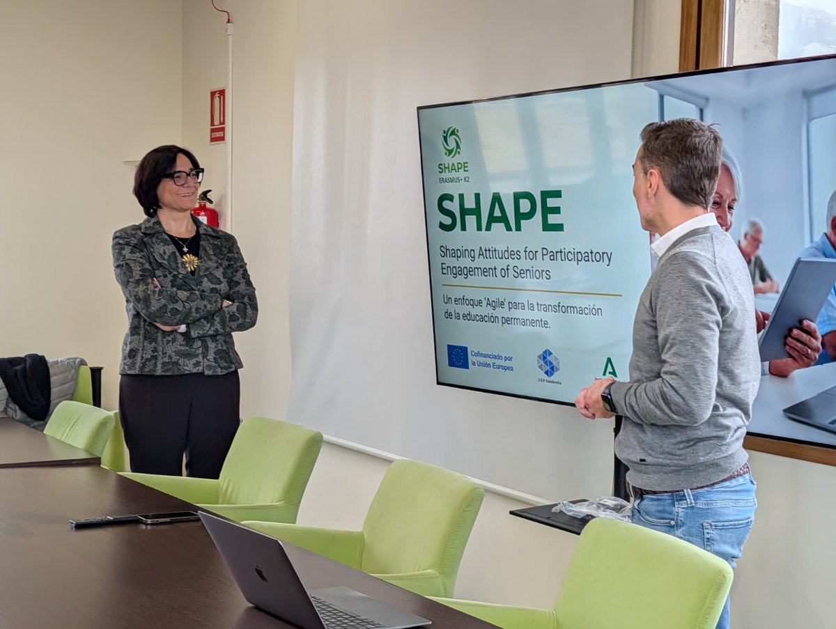 JuntaGranada's tweet image. La delegada de @EducaAnd @MariaJoseBaza recibe a participantes europeos del proyecto #ErasmusPlus SHAPE 
🌍Educadores de Polonia, Eslovaquia, Rumanía y España comparten experiencias para innovar en la educación de personas adultas y reforzar sus competencias digitales