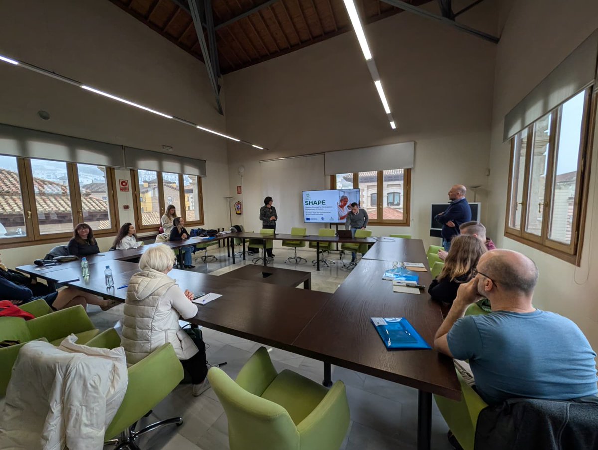 JuntaGranada's tweet image. La delegada de @EducaAnd @MariaJoseBaza recibe a participantes europeos del proyecto #ErasmusPlus SHAPE 
🌍Educadores de Polonia, Eslovaquia, Rumanía y España comparten experiencias para innovar en la educación de personas adultas y reforzar sus competencias digitales