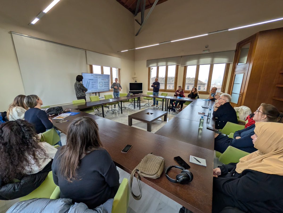 JuntaGranada's tweet image. La delegada de @EducaAnd @MariaJoseBaza recibe a participantes europeos del proyecto #ErasmusPlus SHAPE 
🌍Educadores de Polonia, Eslovaquia, Rumanía y España comparten experiencias para innovar en la educación de personas adultas y reforzar sus competencias digitales