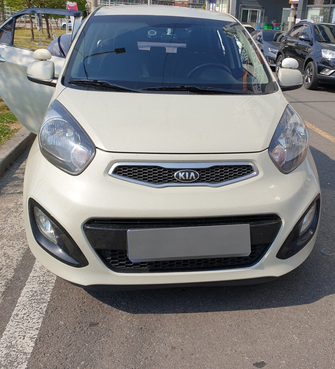 브레드씨의 첫차 모닝타면서 느낀점🚗

브레드씨는 지방으로 취업을 하게되어 자동차가 필요한 상황에 어떤 차를 살지 고민이 많았습니다.

부모님은 아반떼정도는 사라..
저는 돈아끼려면 경차를 사야한다고 해서 결국 중고모닝을 구매해 지금까지 타는 중입니다.

벌써 모닝을 탄지 만 5년이