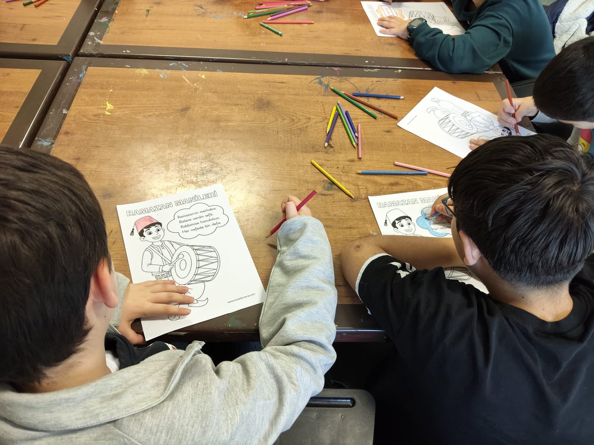 Ramazan ayının manevi atmosferini birlikte hissetmek amacıyla, manevi danışman eşliğinde merkezimizdeki gençlerimizle birlik ve beraberliğin güçlendiği anlamlı bir sohbet programının ardından ramazan davulcusu resim etkinliği gerçekleştirdik. 🌙
#GSBderamazan 
#Gencliginramazani