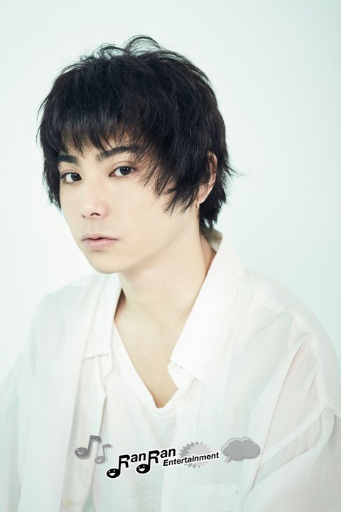 Photos by Ran Ran entertainment 
Black &amp; white 🖤🤍 edit by me. 
I really love this haircut 
It's fluffy ♥️💞
#村上虹郎 #NijiroMurakami 
Nijiro Interview Part 1. 

ranran-entame.com/close/75388.ht…