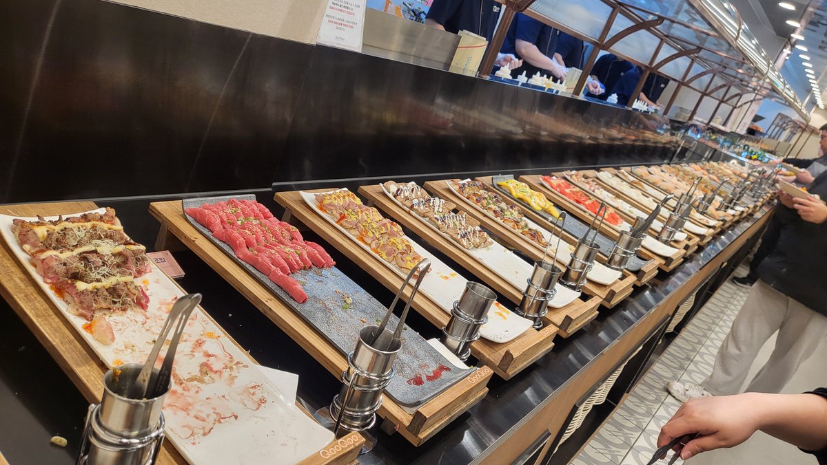 Daniela92590350's tweet image. “Abriu um KuuKuu Gold em Bucheon. Como é premium, tem muito mais variedade de sushi, sobremesas e pratos no buffet.
Até mulhoe à vontade! 😲
Pra quem ama frutos do mar como eu, é o paraíso. 🦐🐟
#Bucheon #KuuKuuGold #Buffet #Sushi #FrutosDoMar”