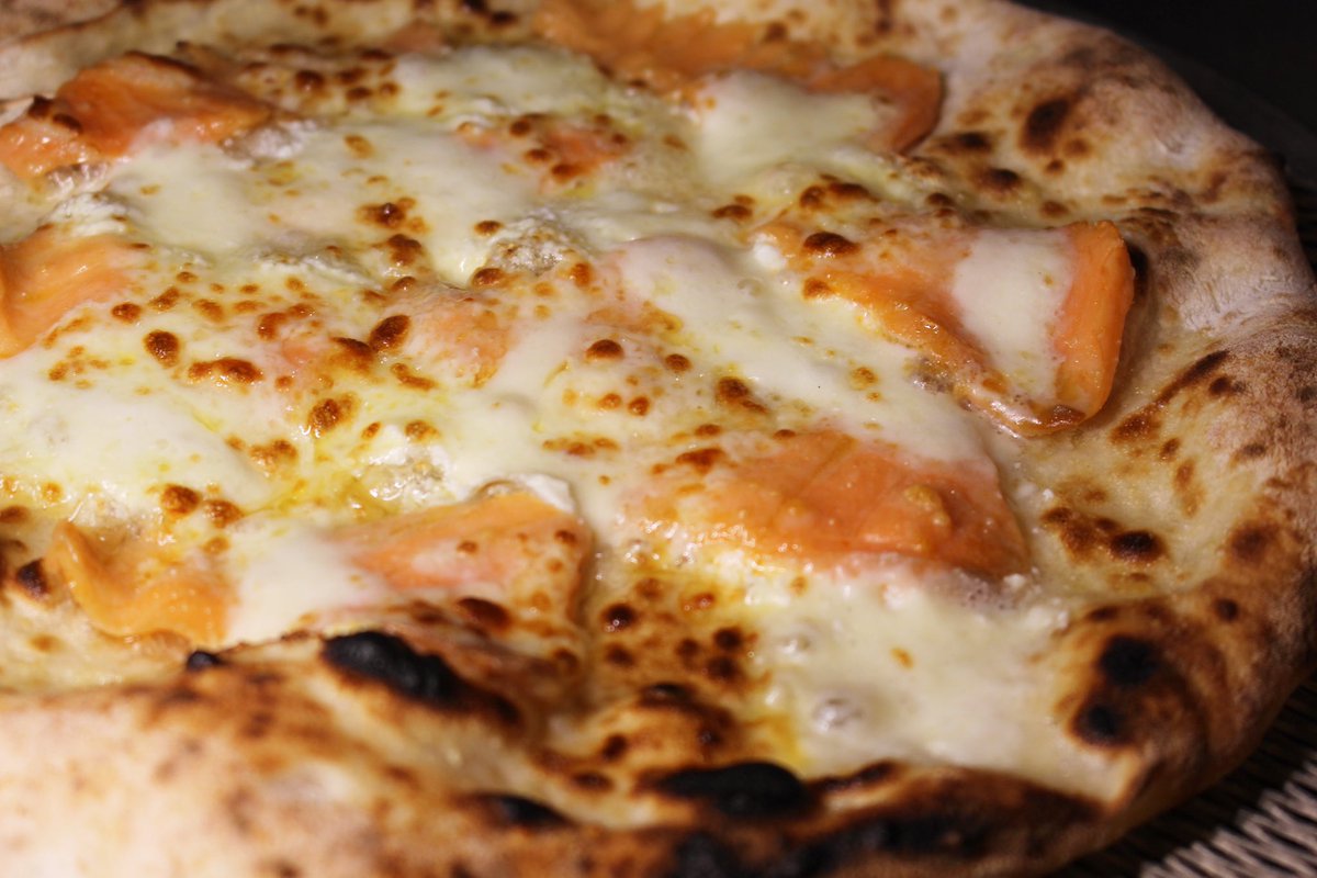 PizzaBarNAPOLI's tweet photo. サーモンの美味しいピッツァはいかがですか〜？🐟🍕

営業時間 18:00-23:00

Tel.0172403393
　　　  
定休日　水曜日

※生地が無くなり次第閉店致します。

#ピッツァバーナポリ #pizza #青森 #弘前 #鍛冶町 #学割 #ピッツァ #ナポリ #napoli #ピザ 
#テイクアウト #デリバリー #ubereats https://t.co/gPtklEMcfc
