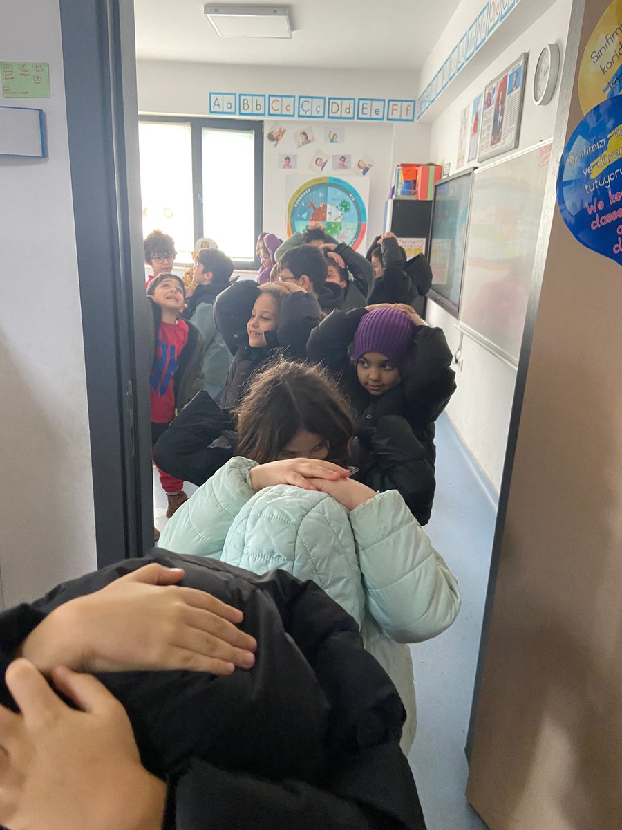 bahcesehirsinop's tweet photo. Okulumuzda 1–7 Mart Deprem Haftası etkinlikleri kapsamında, "Okul Afet Farkındalık Eğitimi ve Deprem Tahliye Tatbikatı" gerçekleştirildi.

@bahcesehir_k12 @brsmert @vbezircioglu @Tohumat https://t.co/FMpPDU9hS3