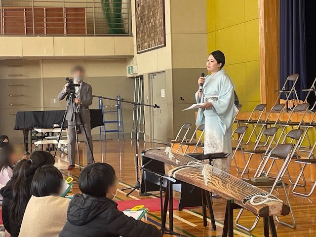 kotone_s_tokiwa's tweet photo. 小学校で出張授業でした🥰
「生き方」をテーマに、ということで
私の歩んできた人生まるごとお話させていただきました。
お箏の演奏、歴史、体験も含め計2時間分！⏰
真剣に聞いてくれて、最後まで楽しんでくれてありがとう！🫶
みんなのこれからの人生、応援しています🌸🎌 https://t.co/3xOQr3Tlkd