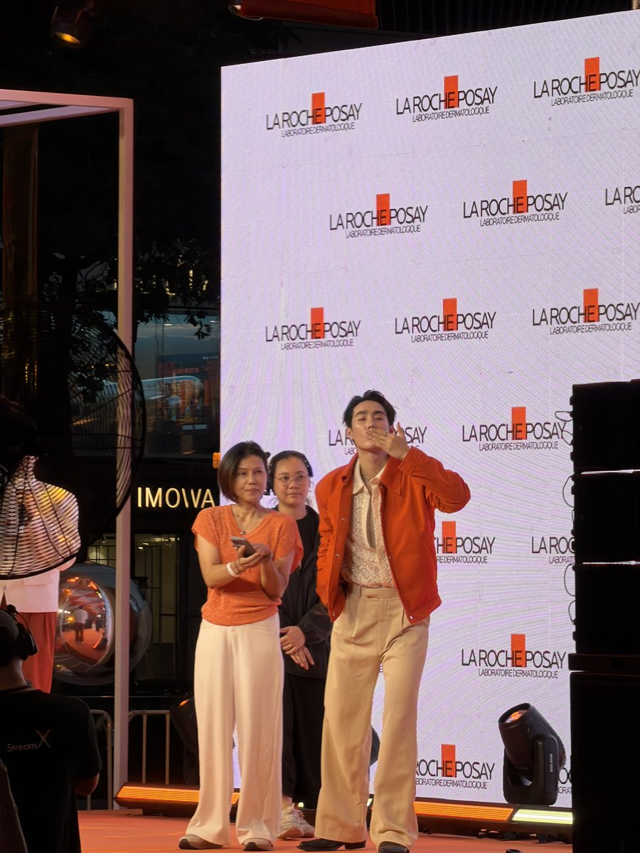 kasibook's tweet photo. นี่มาเดินเล่นหน้าเซนทรัลเวิล น่าจะงาน LaRochPosay มั้ง เหมือนจะเปิดตัวครีมกันแดดสูตรใหม่ แต่ใดๆคือน้องคนนี้หล่อมาก ไม่รู้ชื่ออะไร แต่ที่แน่ๆคือเขาต้อง มีใจให้ฉันแน่ เล่นกล้องไม่พักเลย ใครรู้จักฝากขายน้องคนนี้ให้ที

#LaRochePosayTHxForceBook https://t.co/wv20CM98jA