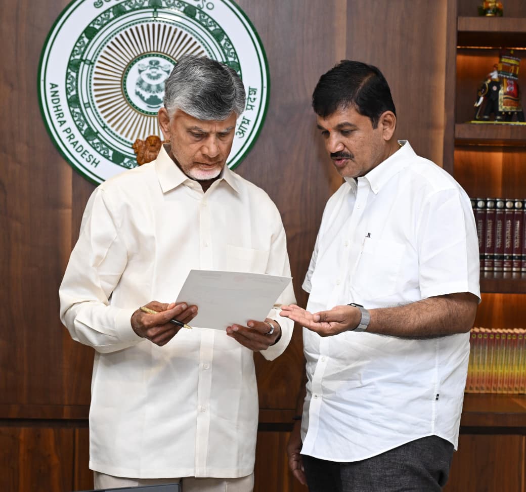DhulipallaNk's tweet photo. నియోజకవర్గ అభివృద్ధి అంశాల మీద మరోసారి గౌరవ ముఖ్యమంత్రి శ్రీ @ncbn గారిని కలవడం జరిగింది
ప్రస్తుత రాజకీయ పరిస్థితుల్లో ముఖ్య అంశాల మీద గౌరవ ముఖ్యమంత్రితో చర్చించడం జరిగింది.
#PonnurDevelopment
#AndhraPradeshCM
#APAssembly https://t.co/tRsehikQWk