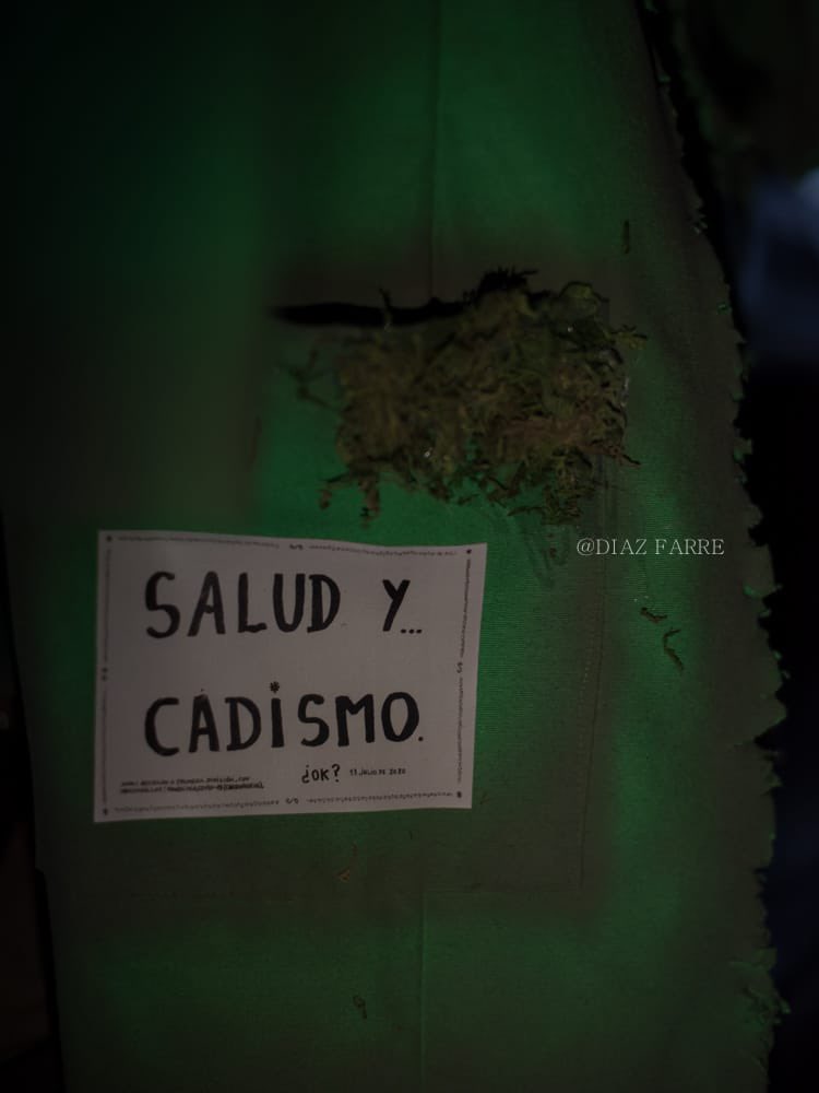 DonRoberto90's tweet photo. @TP94CA Empapela Cádiz con mensajes y consejos que son muy positivos para un altruista como es él. 

En el tipo cada uno llevamos un cartel suyo. 
Hoy en día, tras varias enfermedades superadas, no para un segundo en seguir dando su paseo y colocando sus carteles. 

El auténtico Robin. https://t.co/DZ4pfSFSCQ