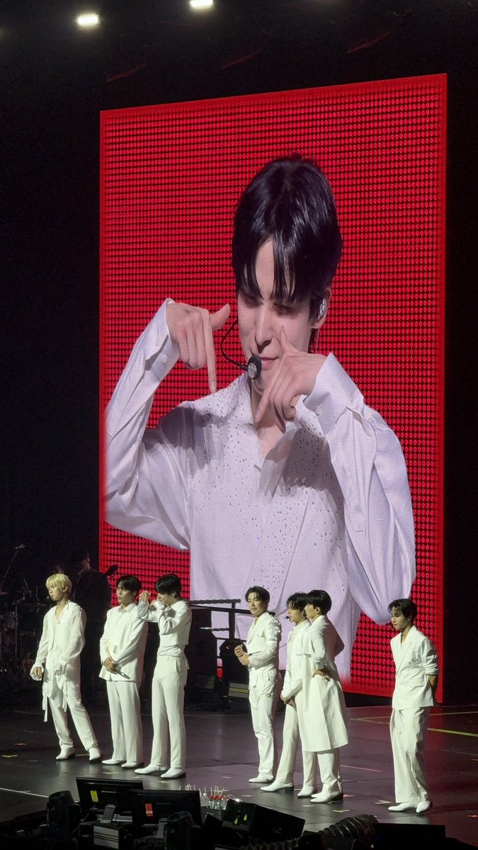 seonghwas_shine's tweet photo. Can’t believe I just saw ateez with my own eyeballs https://t.co/dVGeVuCEUn