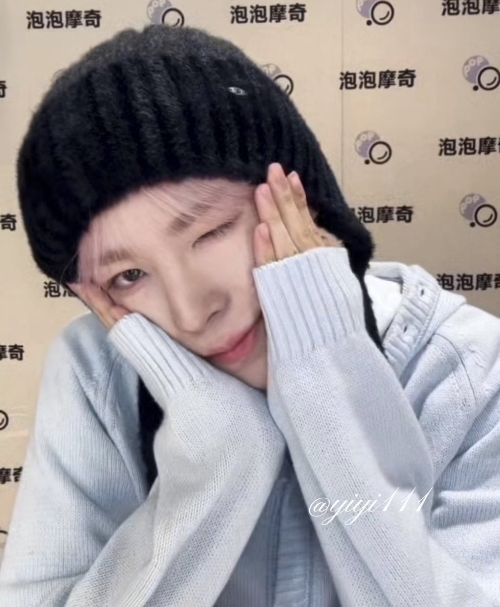 아니 진짜 같은 브랜드 커플 모자네………..