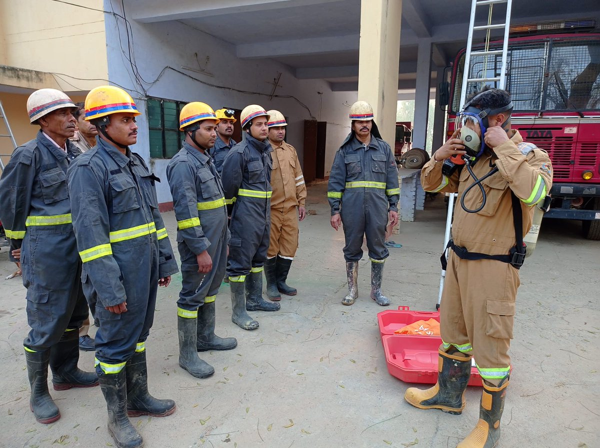 आज दिनांक 06:03:2026 को पुलिस महानिदेशक UPF&amp;ES महोदय के आदेश के  अनुपालन में मुख्य अग्निशमन अधिकारी जनपद फर्रुखाबाद महोदय के आदेशानुसार अग्निशमन तथा आपात सेवा, फतेहगढ़ पर सभी कर्मचारियों द्वारा लेडर ड्रिल,एवं BA सेट की ड्रिल की गई।
<a href="/fireserviceup/">Fire & Emergency Services Uttar Pradesh Police</a> <a href="/fatehgarhpolice/">FATEHGARH POLICE</a>