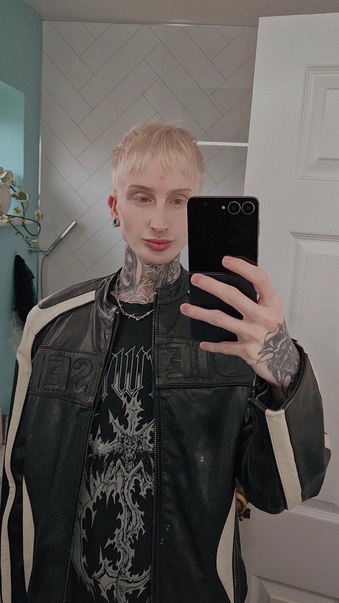 Had a lil break after going through a break up but ive re bleached my hair and I am BACK and can't wait to start creating again 😍