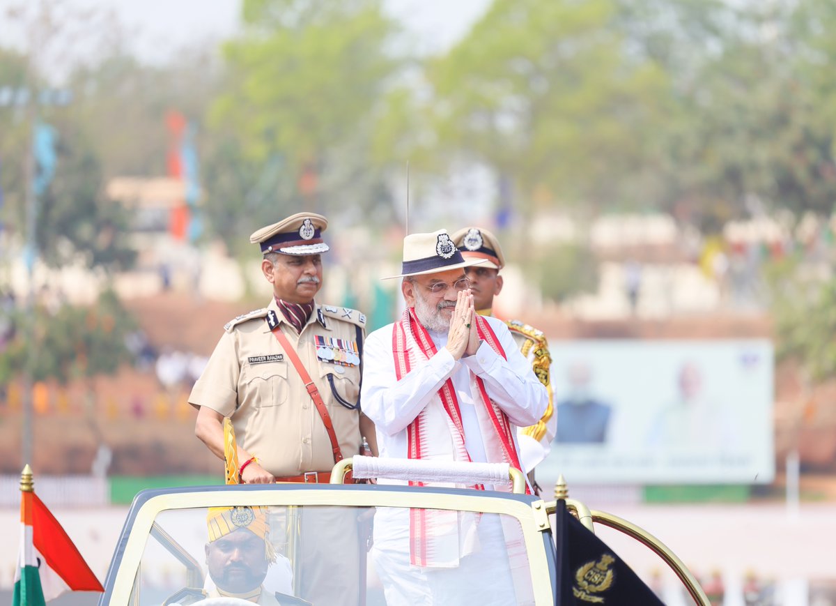 AmitShah's tweet photo. CISF के स्थापना दिवस समारोह में बल के कर्मियों और वीर जवानों से संवाद किया।
औद्योगिक क्षेत्रों, हवाई अड्डों और महत्त्वपूर्ण संस्थानों की सुरक्षा से लेकर सेवा व पर्यावरण संरक्षण, हर क्षेत्र में अपनी अलग पहचान बनाने वाली CISF पर हर देशवासी को गर्व है। https://t.co/xWw200Y8sB