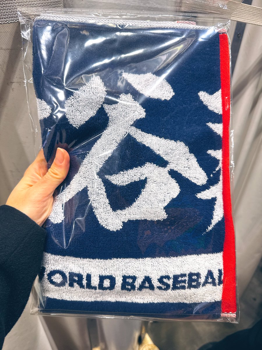 tonkozard's tweet photo. グッズ売り場大行列って聞いてたけど、19時過ぎは入れた❣️
タオルだけ買った✨ https://t.co/XwynnC2jSQ