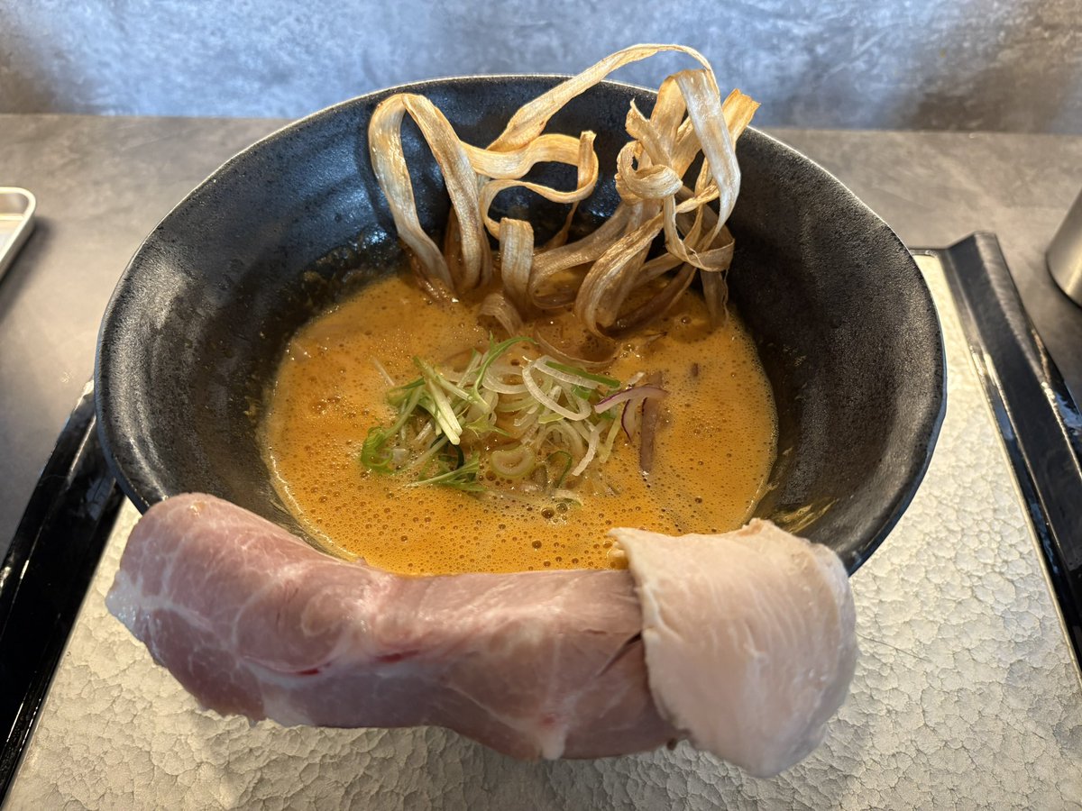 期日前投票を済ませて座銀へ初訪🍜
期間限定のまぜそばはいろんなトッピングが入ってて、追い飯含めて最後まで美味しかった😋
一口もらった辛鶏そばは辛いもの好きにはぜひ一度食べてほしい一杯🌶️
ご馳走様でした!!!