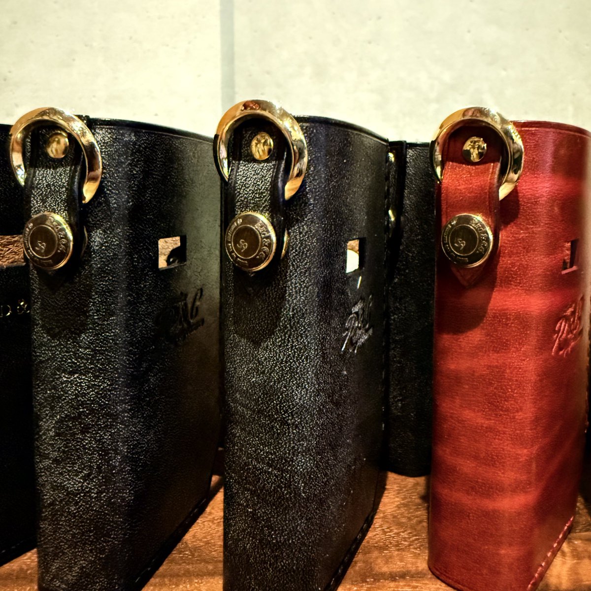 RadTaison's tweet photo. Orion2 Leather Caseの1stロットオーダー分ようやく完成しました

間も無くキリフダさんに納品します！

1stロットは変態好みのフルグレインブライドルでのオーダーが半数以上を占めていてオーダーシートを二度見しました

今回のOrion2 Leather Caseは総手縫いによる駒合わせ縫いという技法を使っていたり、Rad&Co.の財布や革小物等に使用しているオリジナル製作のスナップボタンやハンドメイドのブラスリング等、ちょっと今までのvape用途のレザーケースから逸脱した作品になってます
価格面では正直なところ合わない事やってるのですが、こだわりの強いvaperさんに使って頂ければ御の字です

オーダーありがとうございました🫶

#orion2 #orion2leathercase