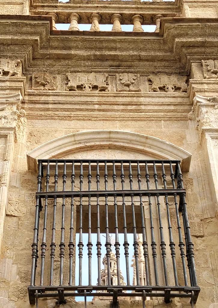 LuisaZinnia77's tweet photo. Y Sevilla... rejas con encanto #Sevilla #Rejas #LaGiralda
📸 Mía https://t.co/FDFXcZkCY5