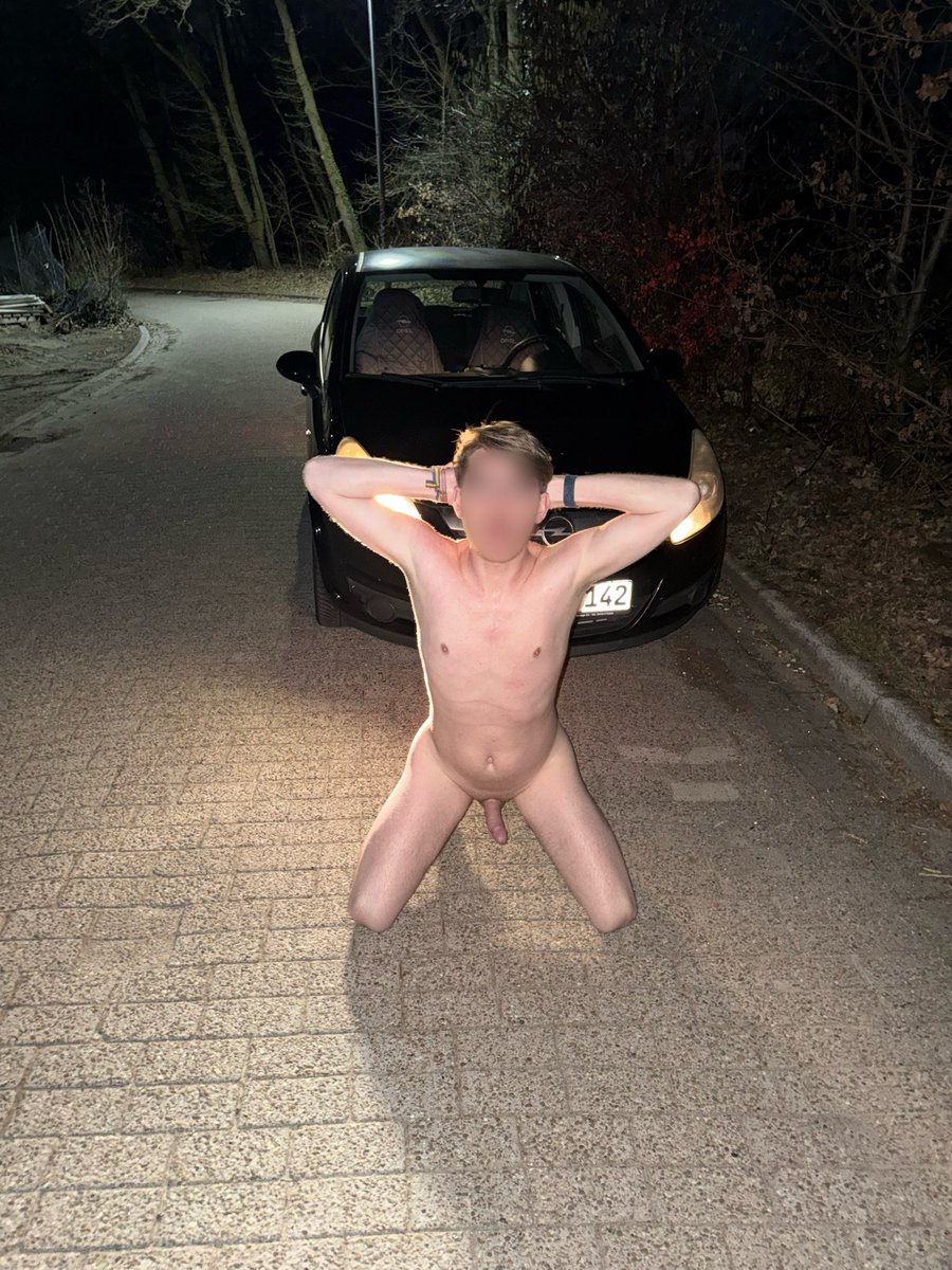 Gebt es zu ihr wollt alle mehr von meiner braven Outdoor-Fotze sehen 😈 seine Sachen sind wie befohlen im Kofferraum verschlossen - der Autoschlüssel ist fest in Masters Händen. Was die Schwuchtel da noch nicht wusste: Sie wurde beobachtet 😈😏
Bist du der Nächste? 😈💪🏼🤑
