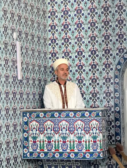 BodrumMuftulugu's tweet photo. Bodrum’da geleneksel hale gelen Enderun usulü teravih namazı kılındı. Gündoğan Mahallesi Necip Nalbant Camii’nde Osmanlı’dan günümüze ulaşan ve farklı makamlarda kılınmasıyla bilinen Enderun usulü teravih namazı kılındı..Programa Bodrum İlçe Müftüsü Fetullah Uydaş da katıldı. https://t.co/jxQOd6KQEN