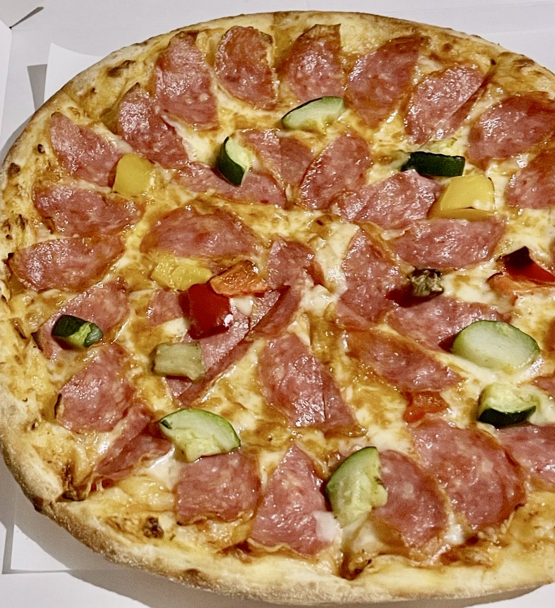 ヒカルch見ながら食べるミラノサラミピザが最高すぎた🍕 サラミの濃い