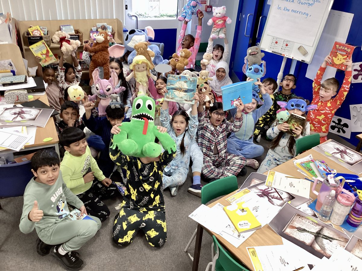 StMarysCofEPri1's tweet photo. Year 3 enjoying World Book Day #livingincommunityandservice #growinginwisdom #findingourvoice https://t.co/H1Fi9RtUU4