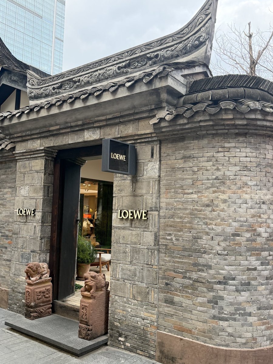 peterfe99452877's tweet photo. 這次的成都行，除了熊貓，都江堰讓我印象深刻外，不能不提太古里。
它是一個開放式街區型購物中心，由很多街巷、庭院和廣場組成，邊逛街邊散步，非常愜意。
尤其是部分古宅改爲國際名品的建物，保留古宅外觀，兼具古代傳統與現代時尚風格。
接著到由香港美心集團開的翠園餐廳飽餐一頓，度過美好的一天 https://t.co/u6N5epZIqN