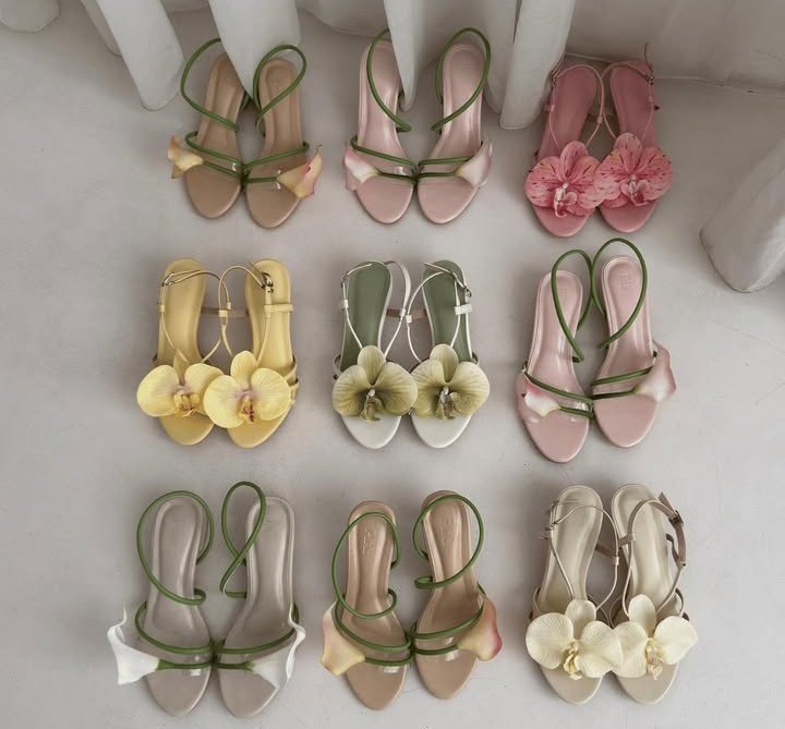 bluenoirain's tweet photo. The lil flower makes these heels 10x prettier… I'm obsessed https://t.co/yGTFQ8vvTL