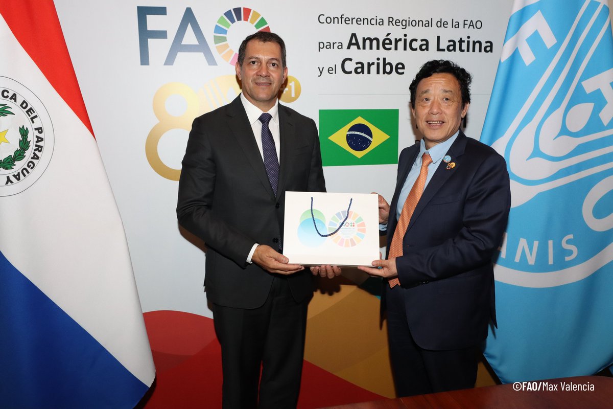 FAOParaguay's tweet photo. 📌El fortalecimiento de los sistemas agroalimentarios en #Paraguay y en la región fue uno de los temas tratados en la reunión entre el Director General de la @FAO, QU Dongyu, y el Ministro del @magparaguay, Carlos Giménez, desarrollada en #LARC39 

 #ConferenciaFAOAméricas https://t.co/K3kG3SYRBZ
