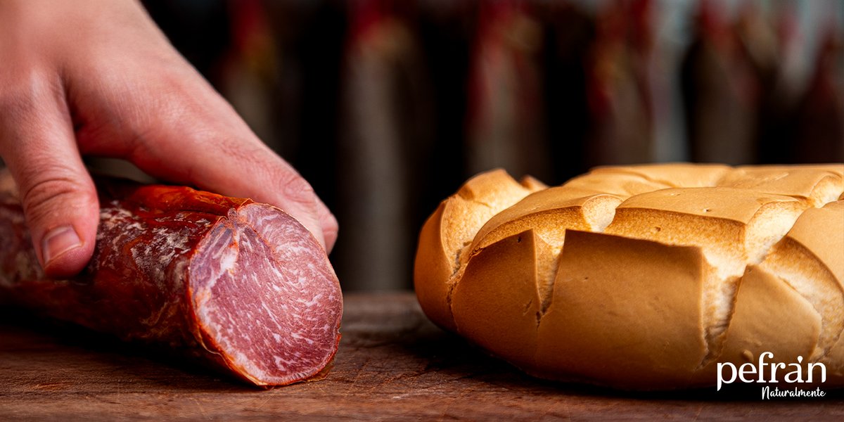 IbericosPefran's tweet photo. Hay momentos que solo necesitan un poco de pan y #lomo #Pefrán 🥖😏

100% calidad, elaboración artesanal y ese punto justo de curación que hace que cada loncha hable por sí sola.

¡Un clásico que no puede faltar! 🔝

https://t.co/Klv0ivVBpv
#CalidadPefrán #EmbutidosIbéricos https://t.co/XwWqg3iOYh