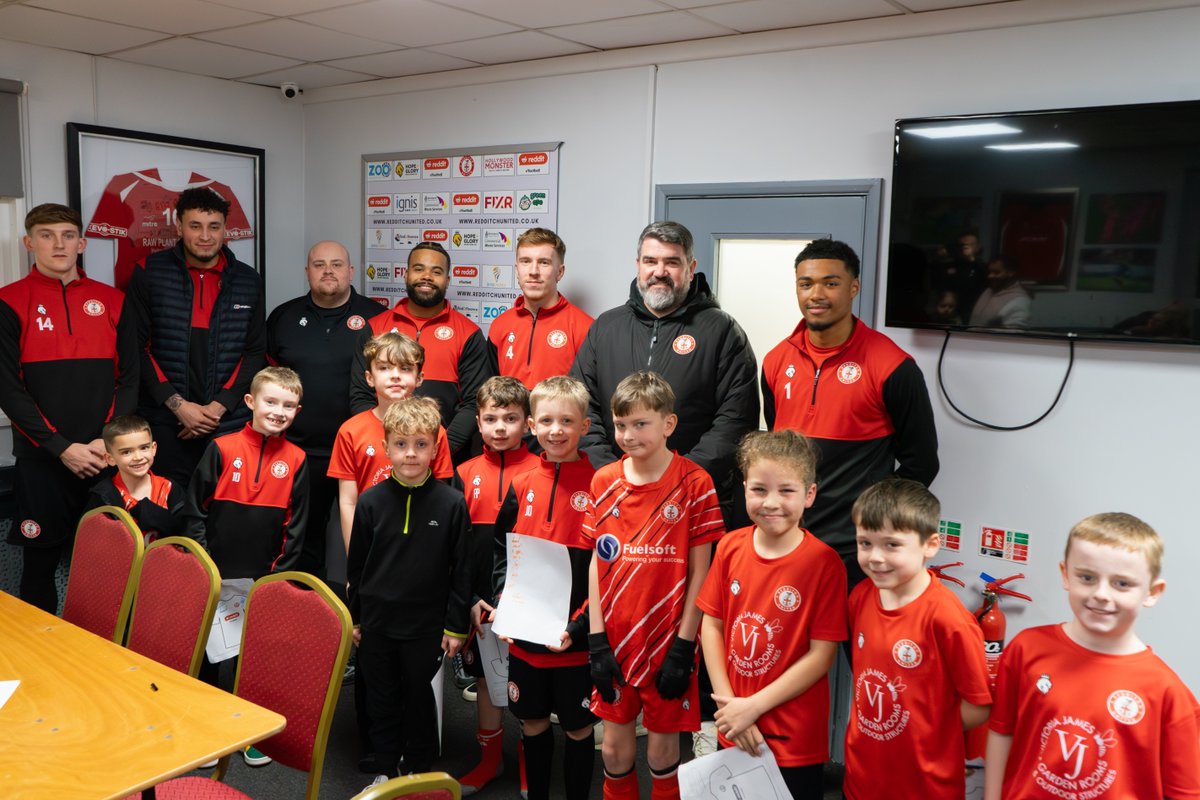 RedditchUtd's tweet photo. Yesterday we had a little in-house competition with our juniors for our 'Design Our Kit' competition! The First Team lads voted for their top 3, all of whom won a special training session with the gaffer &amp; players 🙌

Deadline is Mon 9th Mar! All info ⬇️
https://t.co/jtaa1uFvB6 https://t.co/FwhFcTSxXH