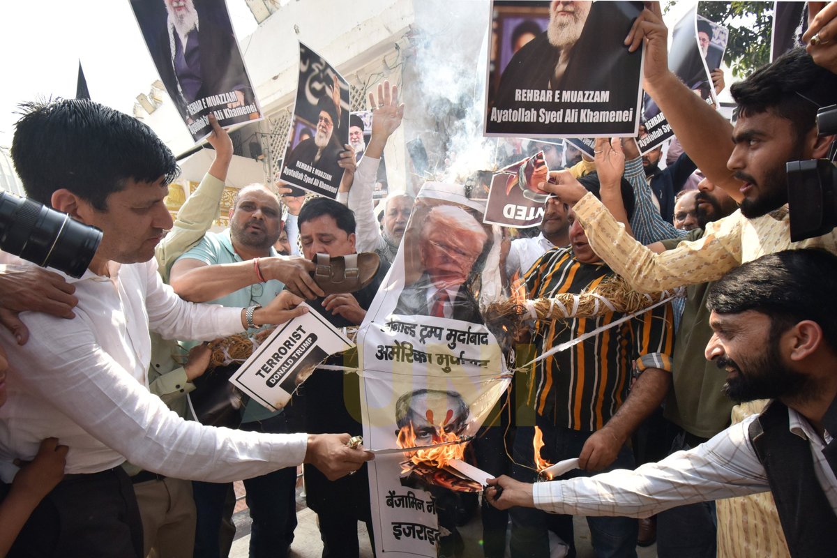 UNI_Photos's tweet photo. In Photos | Shia Muslims stage a protest in Jor Bagh over the death of Iran’s Supreme Leader, Ayatollah Ali Khamenei, in Delhi. 

📸: Ritik Jain / UNI

#ShiaMuslim | #JorBagh | #AyatollahAliKhamenei | #Delhi | #Iran | #UNI https://t.co/dxHLLFsBr5