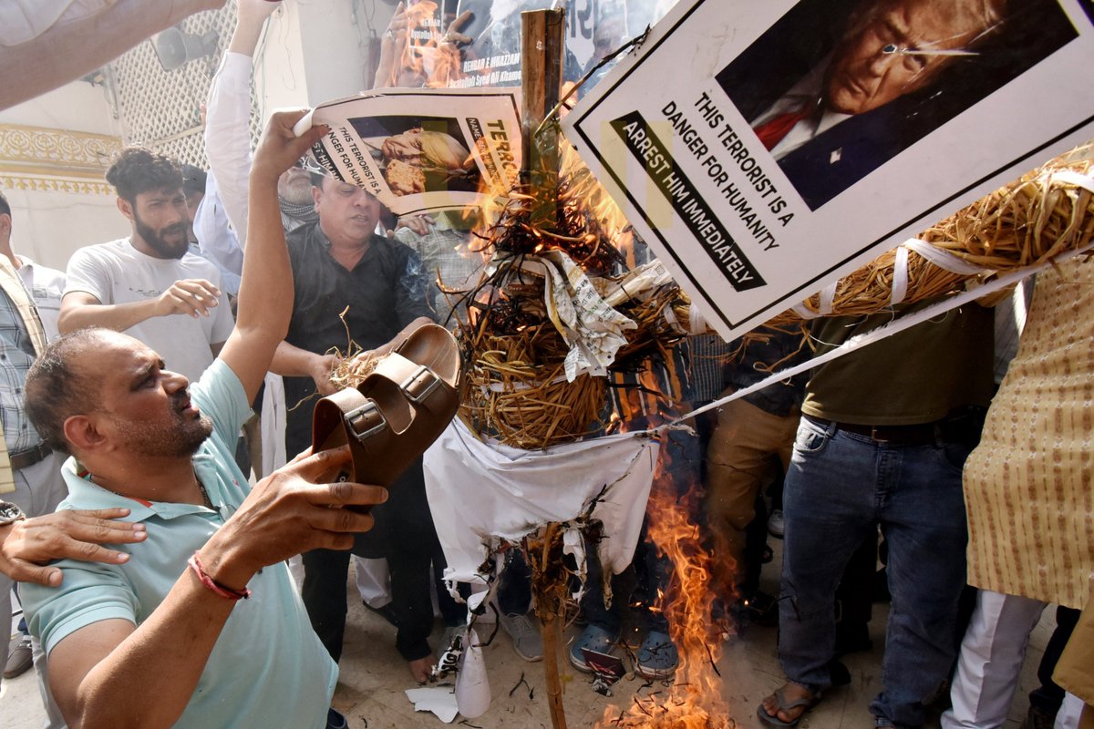 UNI_Photos's tweet photo. In Photos | Shia Muslims stage a protest in Jor Bagh over the death of Iran’s Supreme Leader, Ayatollah Ali Khamenei, in Delhi. 

📸: Ritik Jain / UNI

#ShiaMuslim | #JorBagh | #AyatollahAliKhamenei | #Delhi | #Iran | #UNI https://t.co/dxHLLFsBr5