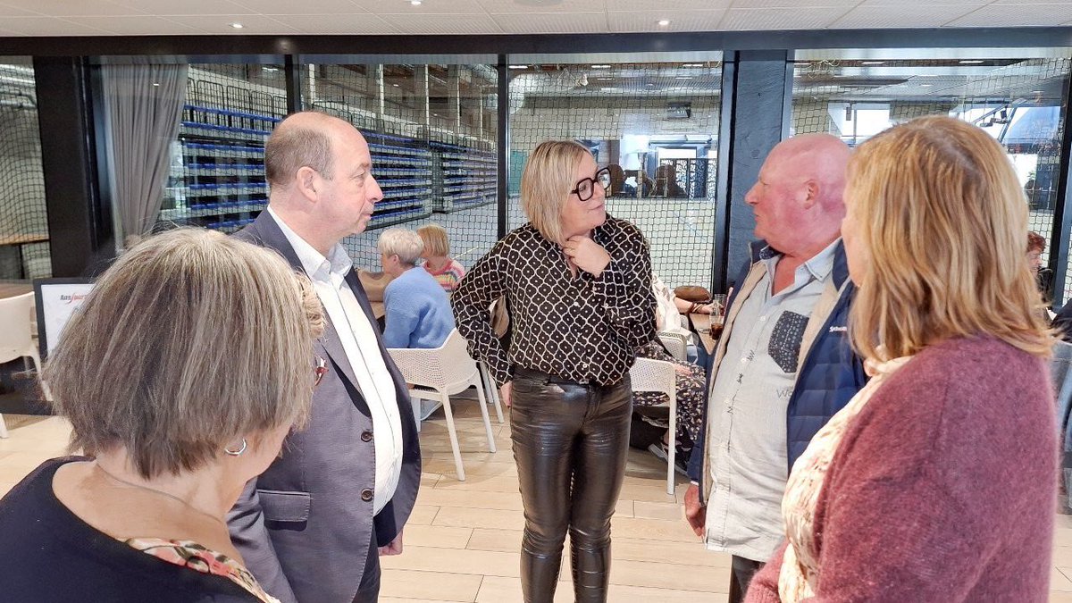 Très heureux d’avoir été présent, ce 5 mars, avec Nathalie Dubois, Échevine des Seniors, pour la première édition du Café Papote “Senior” ☕💬

Ce rendez-vous avait un objectif simple mais précieux : favoriser les rencontres, les échanges et le lien social autour d’un café.