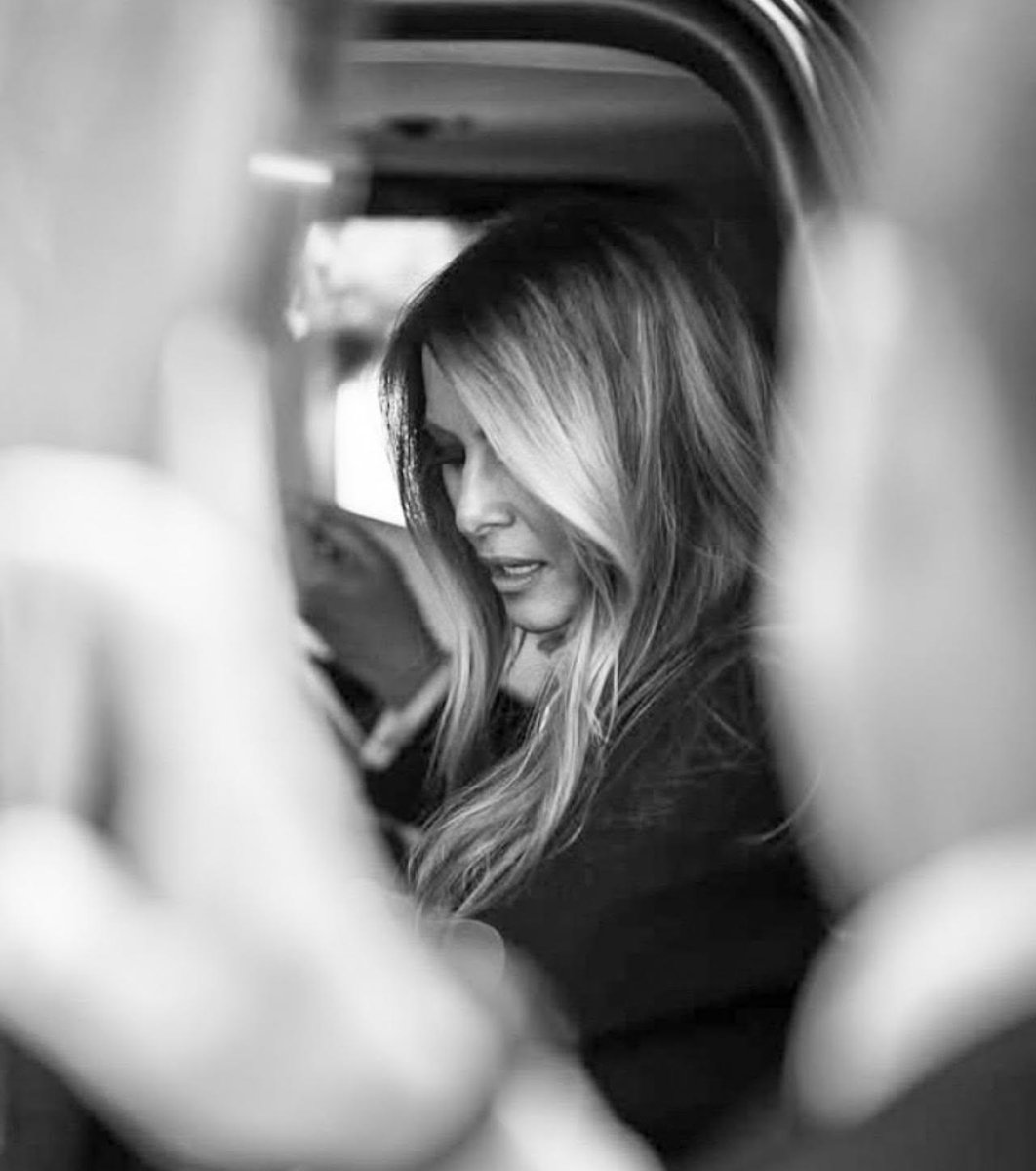 OnlyMelaniaTR's tweet image. OUR GREAT MELANIA 👠😎

#OnlyMelania #MelaniaTrump #FirstLady #FLOTUS 

(Photo: Andrea Hanks)