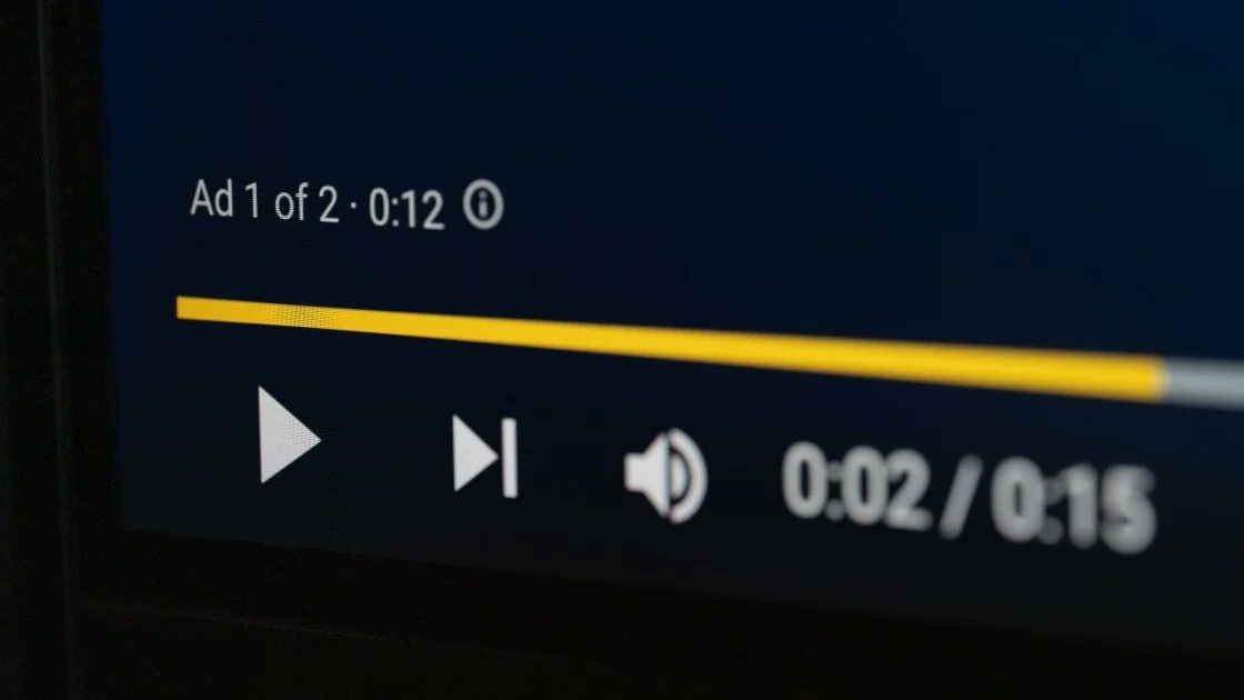 YeezyPay's tweet photo. YouTube cloaking in 2026 is a different beast.

Google analyzes your pre-roll frame by frame: faces, voiceovers, cursor movements, watch time, emotions.

Your white page that works fine on Search? Will get you banned on YouTube.

What actually works:
— White page from 50K+ chars, thematically aligned with the creative
— Pre-roll under 60 seconds
— No logos in the video
— No direct selling in the creative

Full breakdown with forum-sourced recommendations:
https://t.co/KILJy91FHO