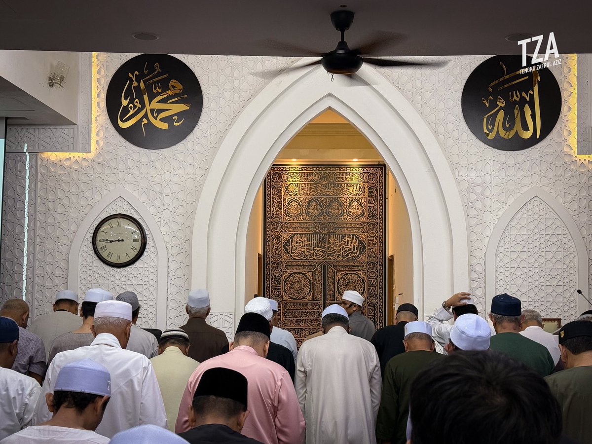 tzafrul_aziz's tweet image. Suasana Ramadan memang terasa bila dapat solat tarawih bersama kariah.

Semalam saya bersama YB Kamri, ADUN Bukit Antarabangsa, menunaikan solat Isyak dan tarawih di Surau Bukit Mulia.

Terima kasih warga Surau Bukit Mulia atas layanan yang sangat mesra.

#TZA #Ramadan2026