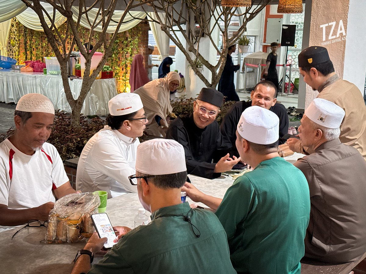 tzafrul_aziz's tweet image. Suasana Ramadan memang terasa bila dapat solat tarawih bersama kariah.

Semalam saya bersama YB Kamri, ADUN Bukit Antarabangsa, menunaikan solat Isyak dan tarawih di Surau Bukit Mulia.

Terima kasih warga Surau Bukit Mulia atas layanan yang sangat mesra.

#TZA #Ramadan2026