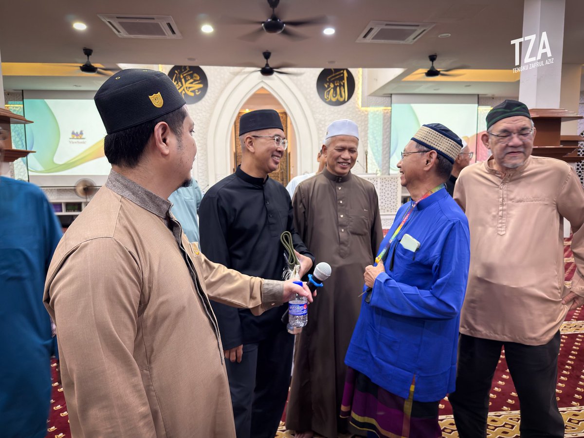 tzafrul_aziz's tweet image. Suasana Ramadan memang terasa bila dapat solat tarawih bersama kariah.

Semalam saya bersama YB Kamri, ADUN Bukit Antarabangsa, menunaikan solat Isyak dan tarawih di Surau Bukit Mulia.

Terima kasih warga Surau Bukit Mulia atas layanan yang sangat mesra.

#TZA #Ramadan2026