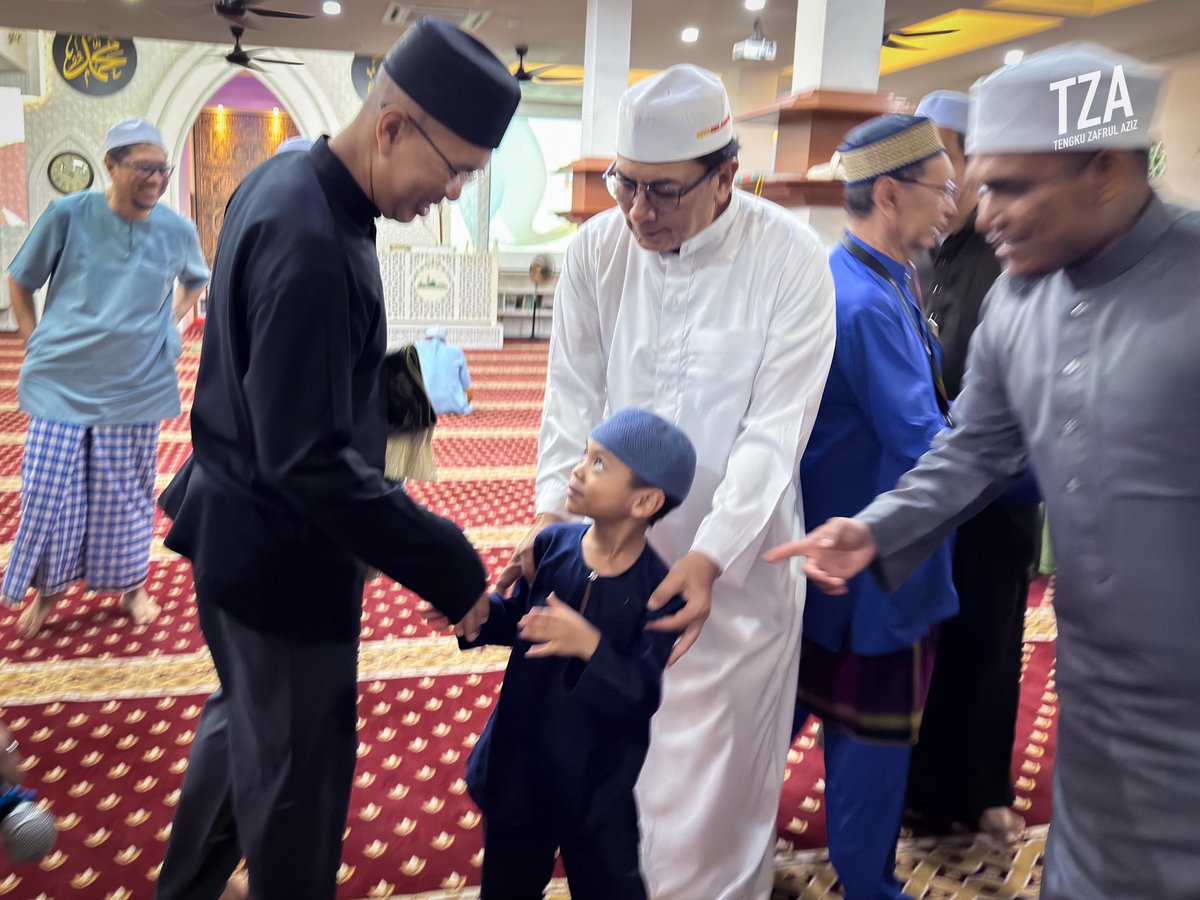 tzafrul_aziz's tweet image. Suasana Ramadan memang terasa bila dapat solat tarawih bersama kariah.

Semalam saya bersama YB Kamri, ADUN Bukit Antarabangsa, menunaikan solat Isyak dan tarawih di Surau Bukit Mulia.

Terima kasih warga Surau Bukit Mulia atas layanan yang sangat mesra.

#TZA #Ramadan2026
