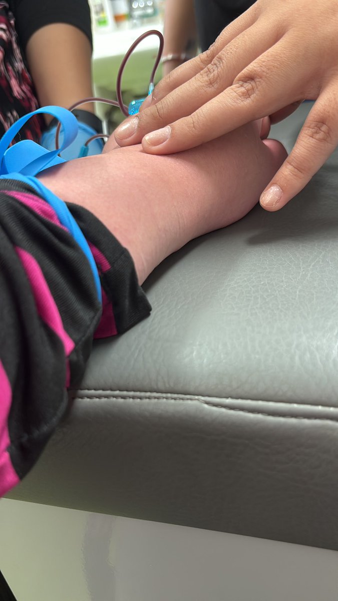 frucolaiero's tweet image. m estan sacando sangre #hola