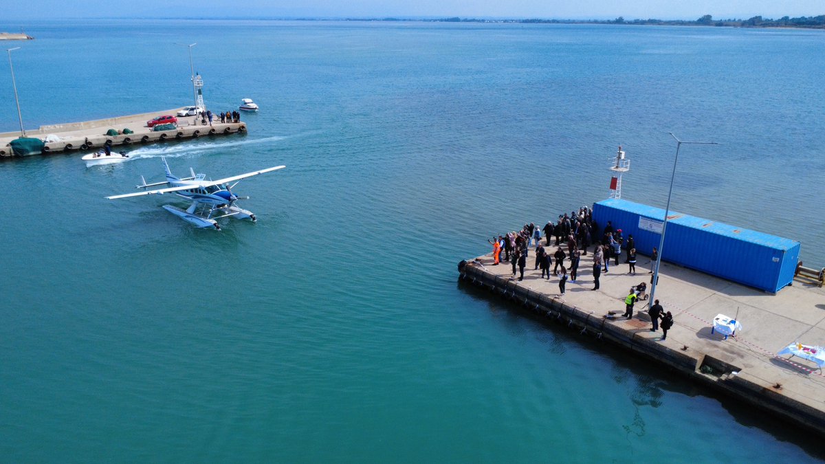HellenicSeaplan's tweet photo. Πρώτη πτήση της Hellenic Seaplanes στην Κυλλήνη! Επιστροφή στην Πελοπόννησο για τα υδροπλάνα μας, με νέο λιμάνι άφιξης. Επιβάτες μας επιχειρησιακό προσωπικό της εταιρείας και οι βουλευτές Ηλείας, κ. Νικολακόπουλος και κα Αυγερινοπούλου. #hellenicseaplanes #connectingreece https://t.co/2wXBeJ41Ex