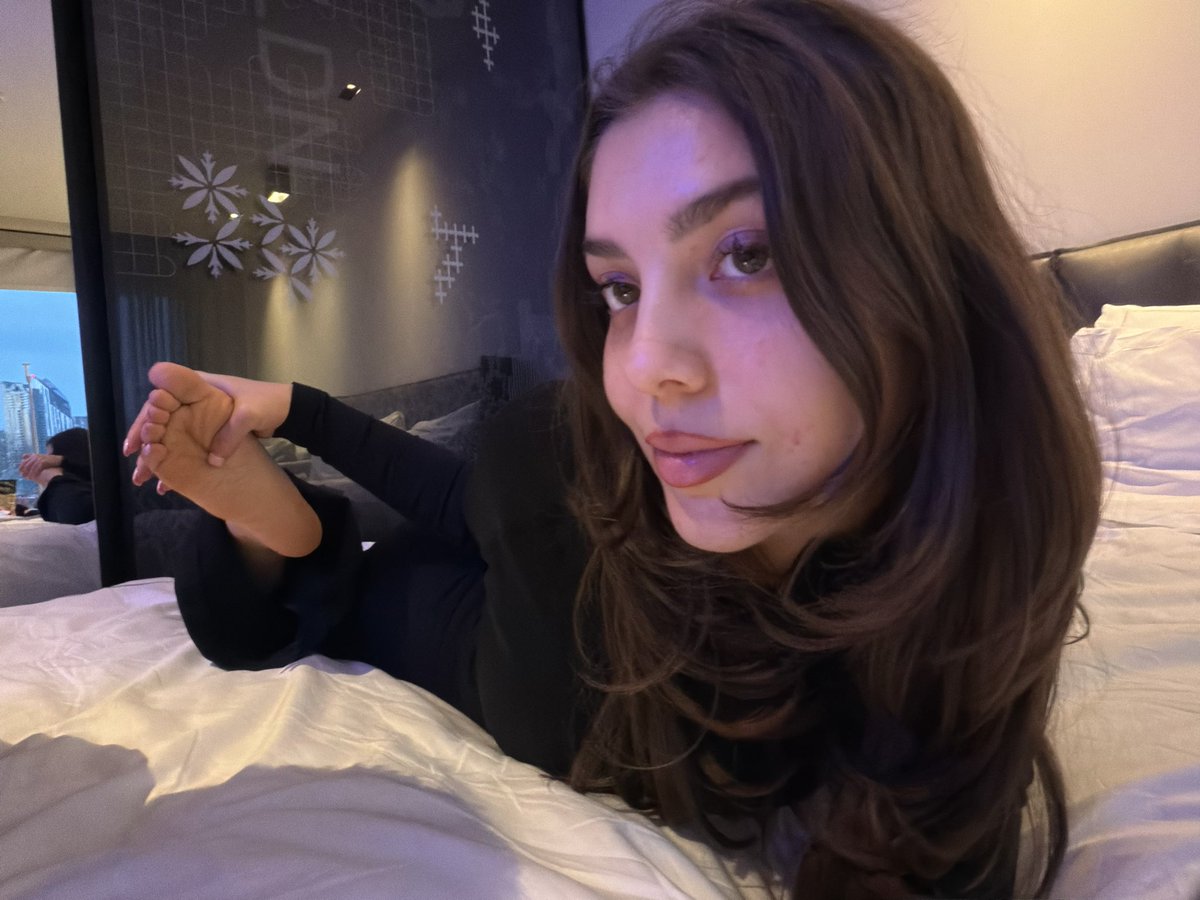 annagoddessx's tweet photo. Feet fridayy https://t.co/rhLDYUcG2z