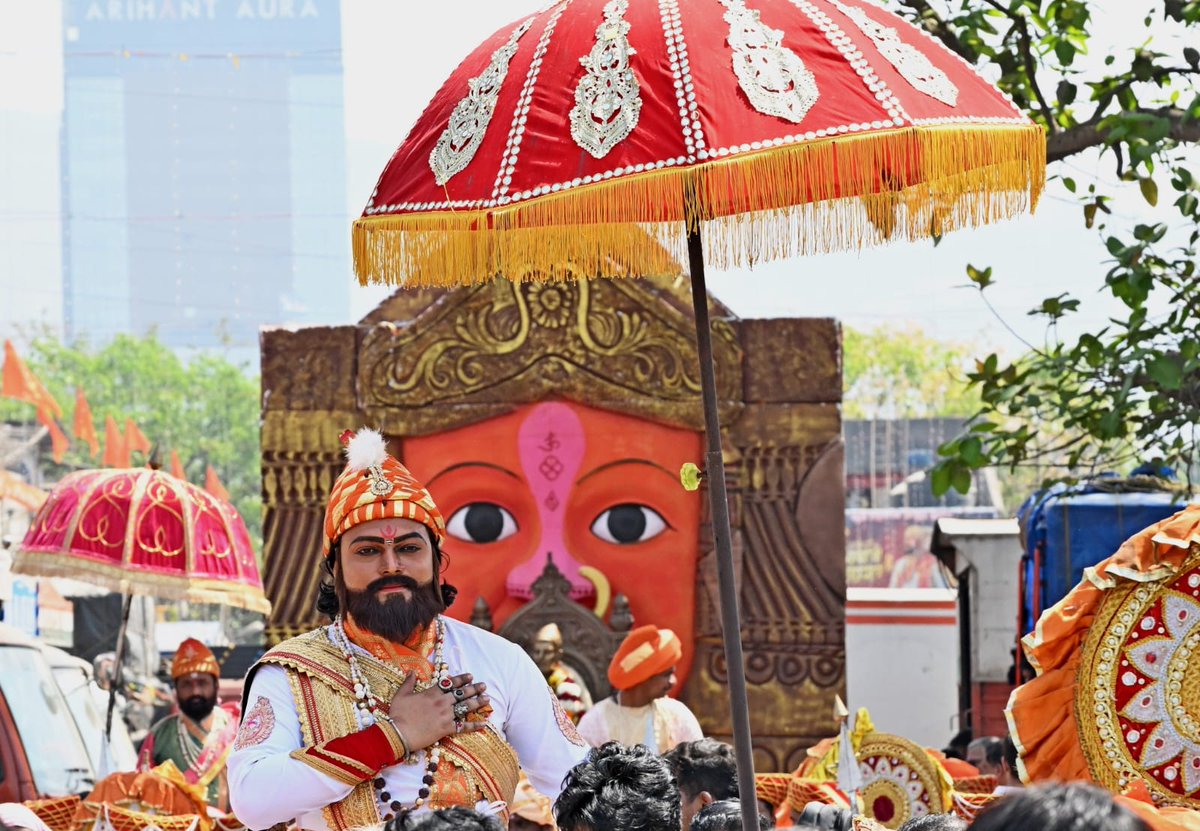 timesofindia's tweet image. #InPics | Shivsainiks took out a grand procession at the #APMC #fruit market in #Turbhe, #NaviMumbai, on Friday, celebrating the birth anniversary of #ChhatrapatiShivajiMaharaj.