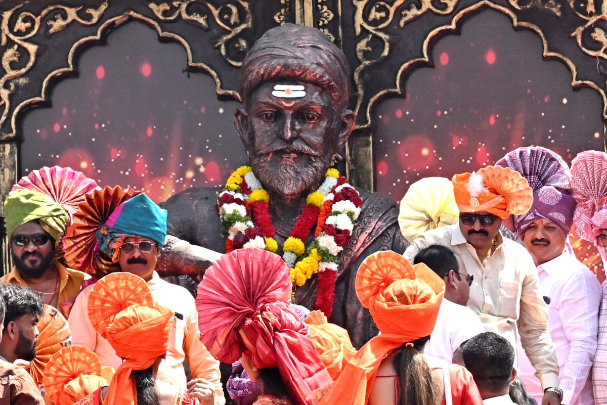 timesofindia's tweet image. #InPics | Shivsainiks took out a grand procession at the #APMC #fruit market in #Turbhe, #NaviMumbai, on Friday, celebrating the birth anniversary of #ChhatrapatiShivajiMaharaj.
