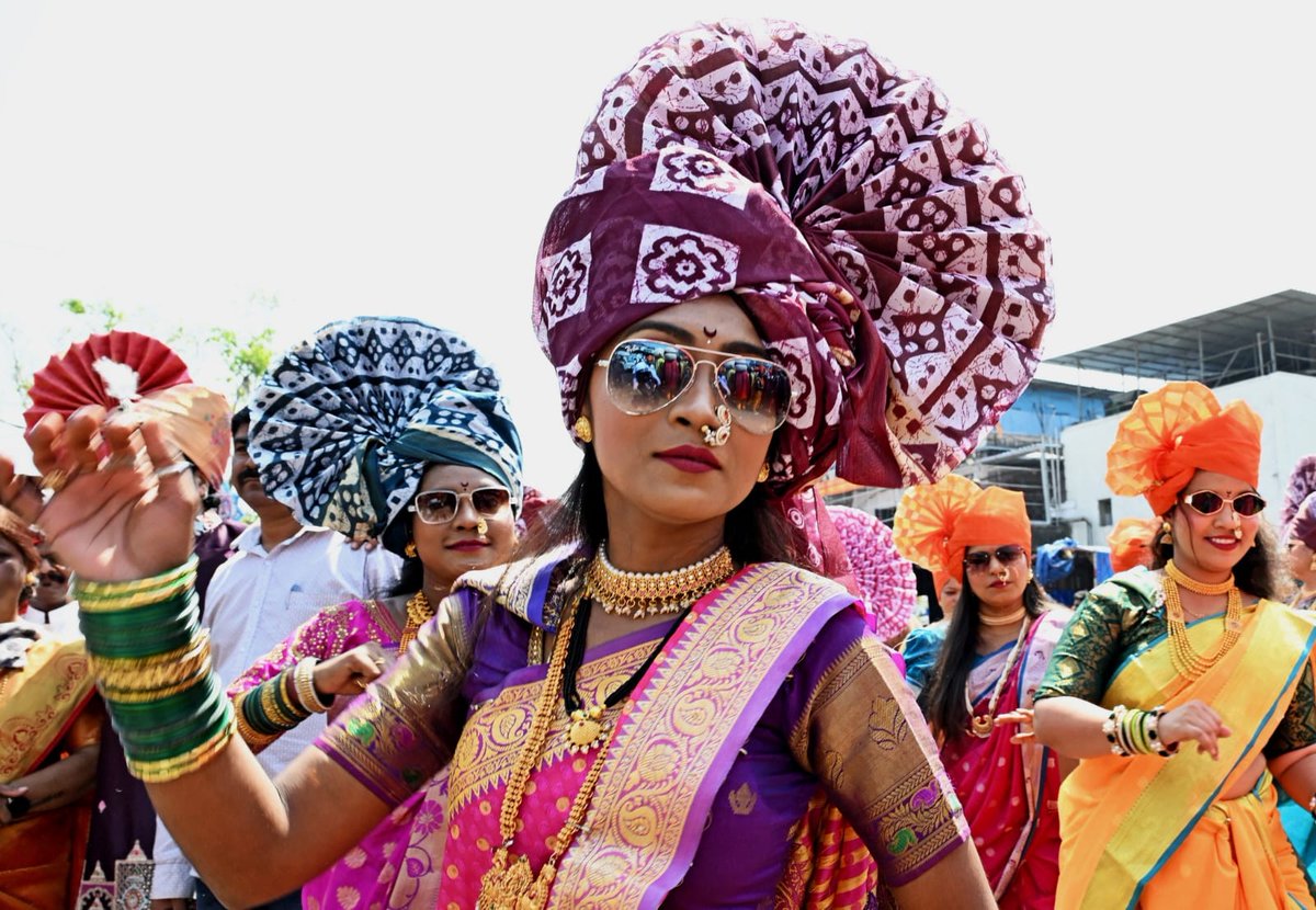 timesofindia's tweet image. #InPics | Shivsainiks took out a grand procession at the #APMC #fruit market in #Turbhe, #NaviMumbai, on Friday, celebrating the birth anniversary of #ChhatrapatiShivajiMaharaj.